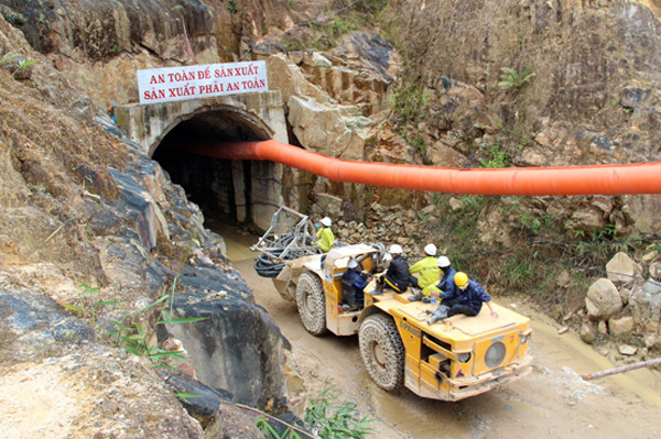 Việc cứu hộ các nạn nhân đang gặp rất nhiều khó khăn. Ảnh: Quốc Dũng (VnExpress).