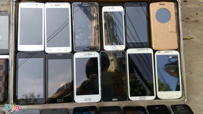  Dọc nhiều tuyền đường quận 5, 10, 11, Tân Bình, TPHCM, người dùng có thể thấy rất nhiều địa chỉ bán điện thoại dạo. 