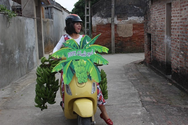 Thúy Nga đi buôn chuối xanh để lấy lòng đại gia Quốc Khánh