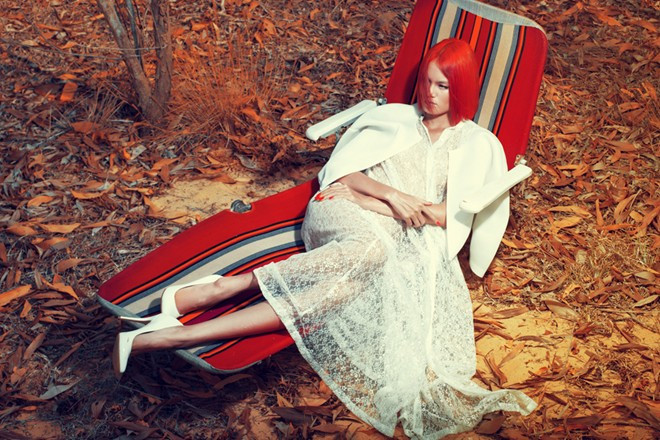 Thanh Thảo ấn tượng giữa cánh đồng đỏ rực