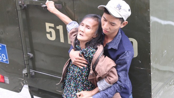 Vì nỗi đau mất con mà bà Út đã có nhiều hành động phản cảm.