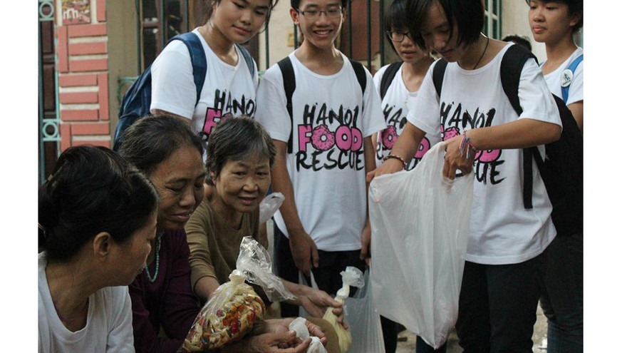 Các suất ăn được đưa đến làng chạy thận. Ảnh nhân vật cung cấp