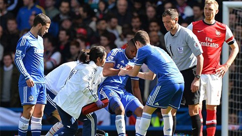 Eto'o dính chấn thương trong trận đấu với Arsenal