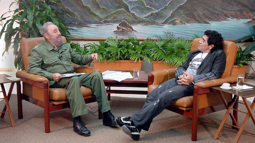 Sinh thời, Diego Maradona rất mực kính trọng vị lãnh tụ Cuba, Fidel Castro. Ảnh: Archyde.
