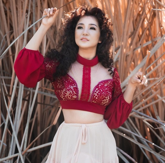 Danh hài Thúy Nga diện áo sexy đẹp 'nức nở' ở tuổi U50 