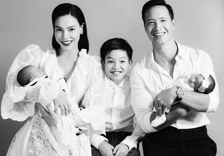 Hồ Ngọc Hà lần đầu khoe ảnh cặp song sinh dễ thương, Kim Lý nói lời yêu ngọt lịm