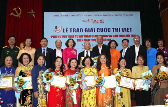 Trao giải cuộc thi viết 'Phụ nữ với trật tự giao thông và văn minh đô thị'