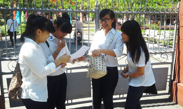 Thí sinh sau giờ thi ở TP Huế. Ảnh: Ngọc Văn