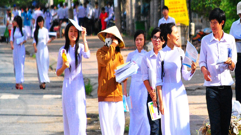 Thí sinh sau giờ làm bài. Ảnh: Nguyễn Tiến Hưng