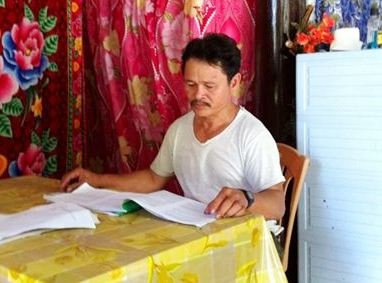 Bác Mới đang ôn bài tại nhà sau buổi thi thứ nhất.