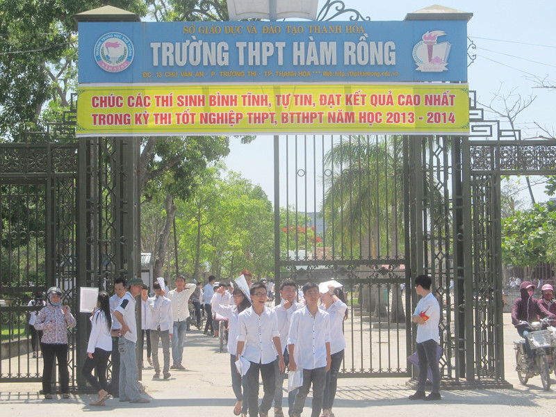 Thí sinh ở Thanh Hóa sau giờ thi. Ảnh: Phạm Nhài