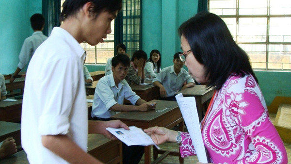 Thí sinh Đà Nẵng bước vào môn thi đầu tiên. Ảnh: Nguyễn Huy