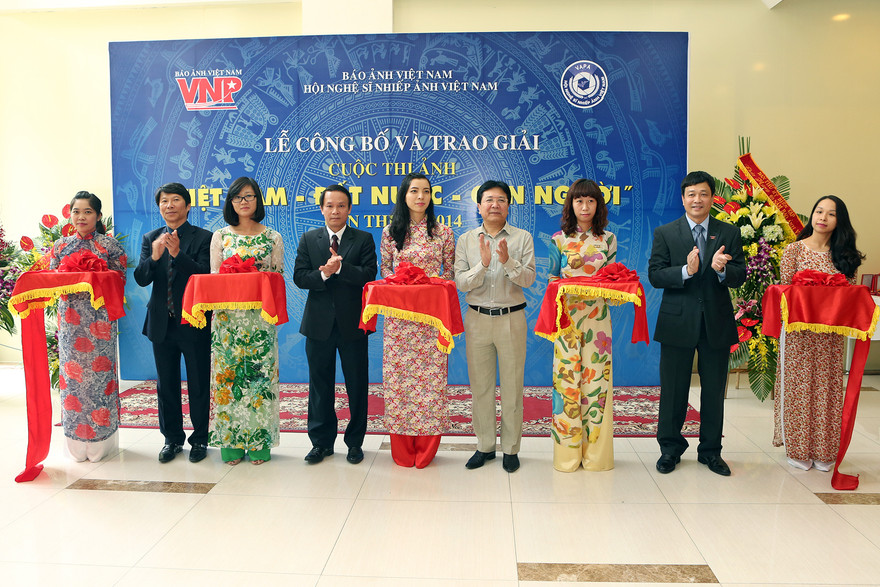 Cắt băng khai mạc triển lãm ảnh “Việt Nam – Đất nước – Con người” lần thứ 6 – 2014. Ảnh: Trịnh Văn Bộ