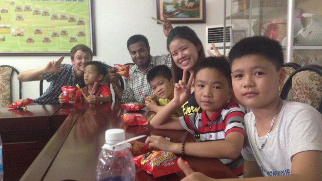 Tình nguyện viên quốc tế cùng trẻ em làng trẻ SOS trong hoạt động giao lưu. Ảnh: Bảo Phương