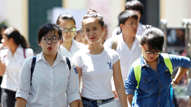  Thí sinh ra về sau khi hoàn thành xong môn Văn tại hội đồng thi trường ĐH Công đoàn Hà Nội. Ảnh: Như Ý