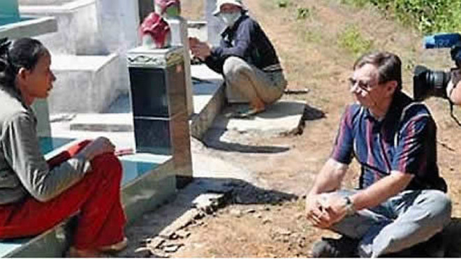 Andre Menras trò chuyện với nhân vật trong phim của ông