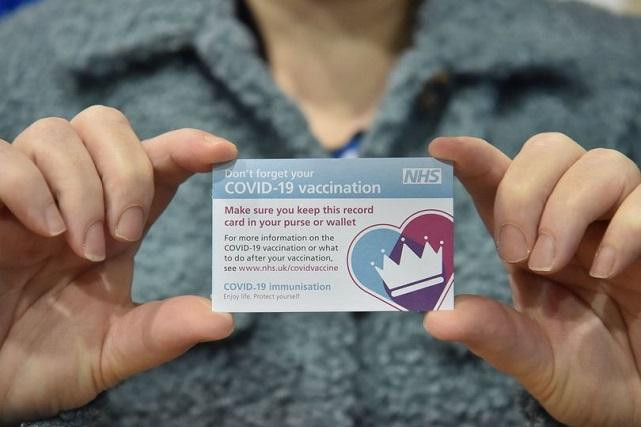 Những kẻ gian lận có thể đánh cắp thông tin trên những chiếc thẻ chứng nhận đã tiêm vắc-xin Covid-19 được chia sẻ tràn lan trên mạng.