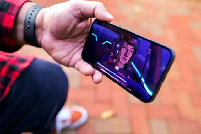 Chiếc iPhone 13 được đồn đại sẽ có màn hình tốc độ làm tươi cao. Ảnh Cnet.