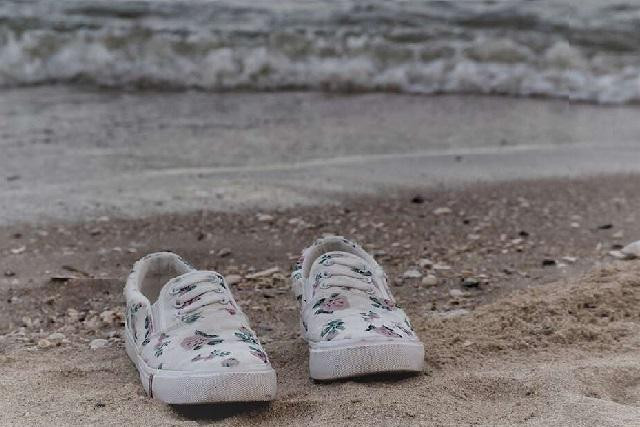 Những bàn chân người, phần lớn nằm nguyên trong giày thể thao trôi dạt vào bờ biển Salish từng khiến nhiều người băn khoăn, đặt câu hỏi.