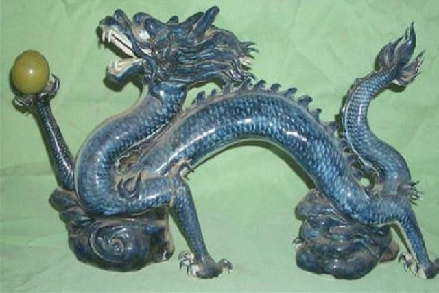 Cổ vật "Thanh long cầm châu" bằng gốm sứ vô cùng quý hiếm.