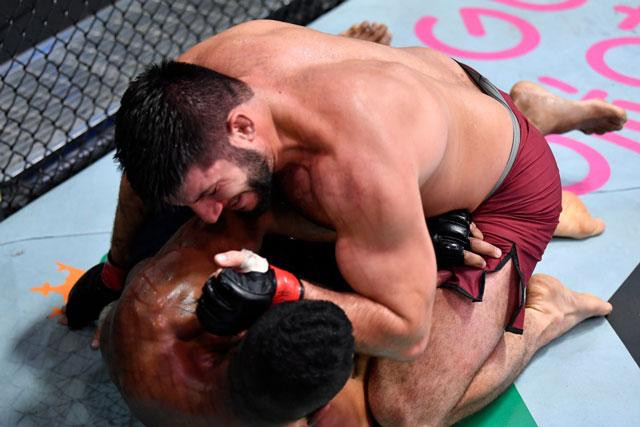 Rizvan Kuniev hạ knock-out đối thủ trong phút thi đấu thứ nhất của hiệp 3.