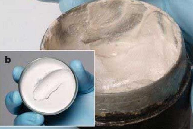 Trong hộp kem dưỡng da 2.000 năm tuổi vẫn còn lưu giữ dấu vết ngón tay chủ nhân của nó.