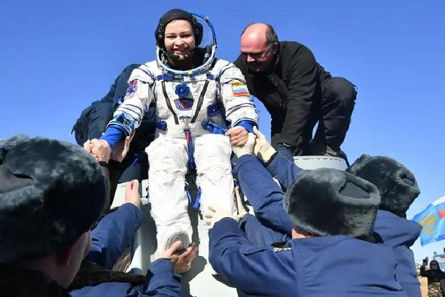 Các thành viên của Cơ quan vũ trụ Nga giúp nữ diễn viên Yulia Peresild ra khỏi khoang chứa ngay sau khi tàu vũ trụ Soyuz MS-18 của Nga hạ cánh xuốngTrái đất.