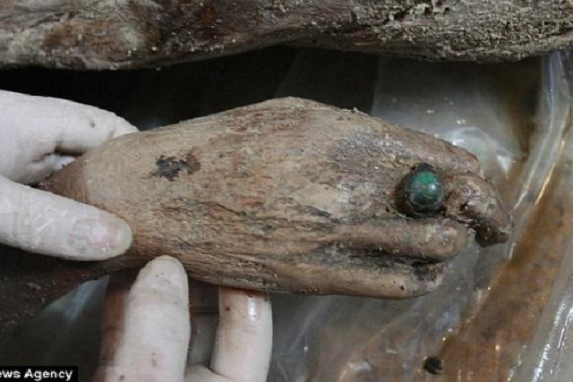 Xác ướp của người phụ nữ Trung Quốc đeo một số đồ trang sức, bao gồm 1 chiếc nhẫn màu ngọc lục bảo to đẹp.