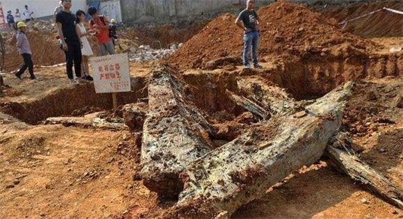 Sau khi đào trúng mộ cổ, người công nhân đã nhìn thấy gì mà run rẩy, sợ hãi? Ảnh KK News.