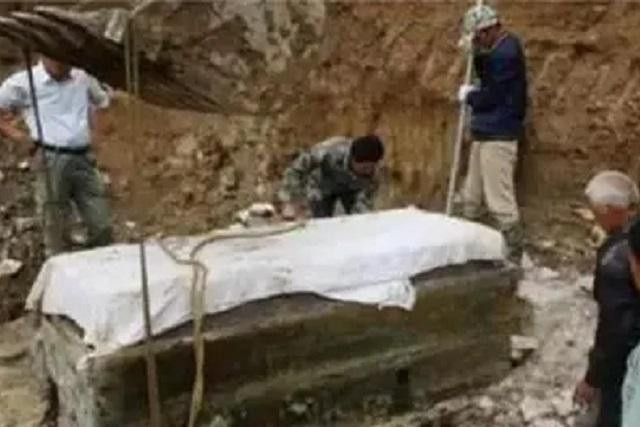 Nổ tung mộ cổ lấy đá làm cầu thì vàng bạc châu báu bất ngờ bắn ra tung tóe khiến ai cũng sốc nặng. Ảnh QQ