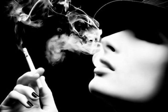 Hút thuốc lá là một trong những nguyên nhân dẫn đến ung thư phổi.