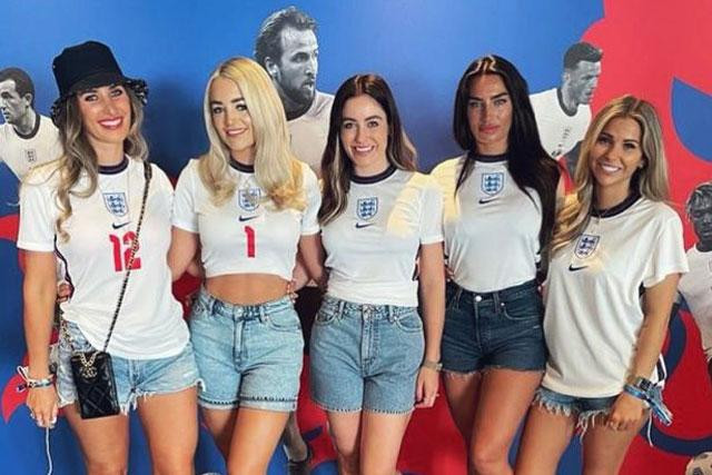 Dàn WAGs tuyển Anh ‘chơi lớn’, lên du thuyền 1 tỷ bảng tới World Cup 2022