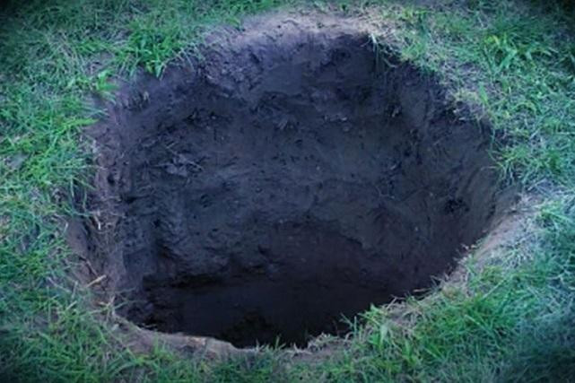 Hố sụt nhỏ bé này chôn giấu bí mật chết chóc kinh người.