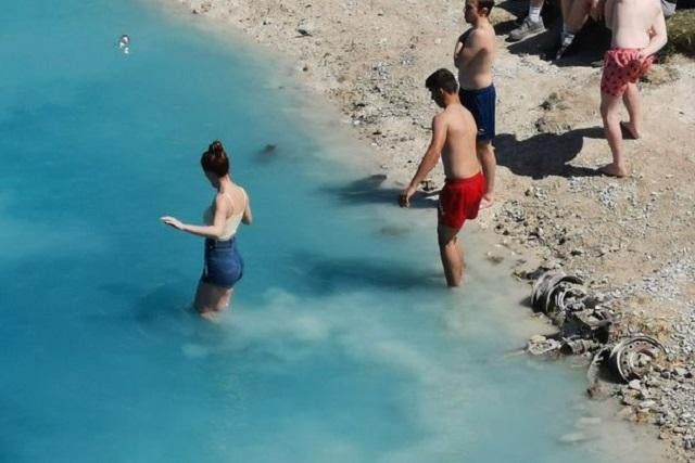 Nhiều người bất chấp cảnh báo nguy hiểm vẫn nhúng mình xuống hồ nước được cho là là nguy hiểm nhất ở Anh.