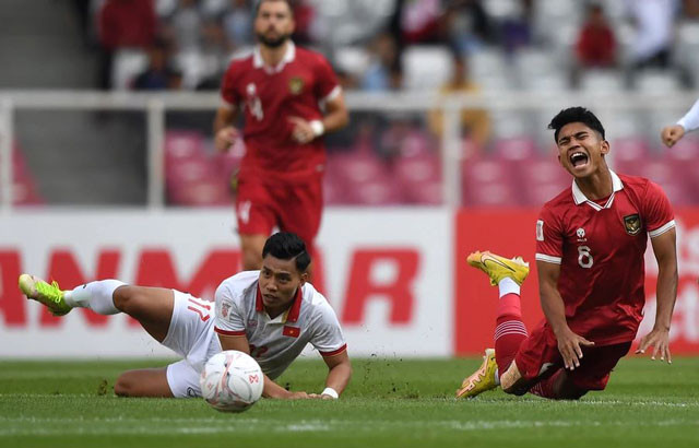 Báo Indonesia cho rằng, trọng tài đã quá nhẹ tay trong việc xử phạt các tình huống phạm lỗi của ĐT Việt Nam.