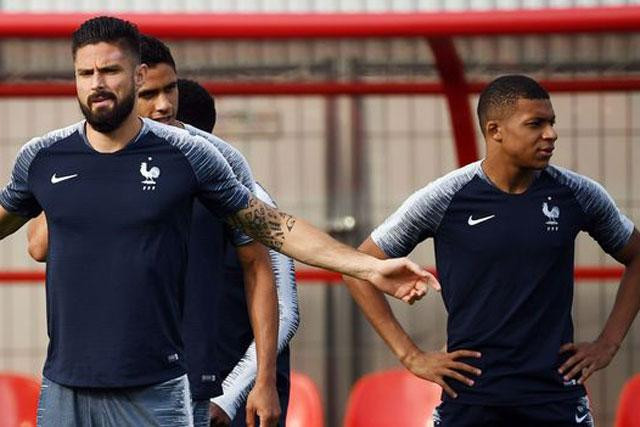 Olivier Giroud và Kylian Mbappe đang có xích mích.