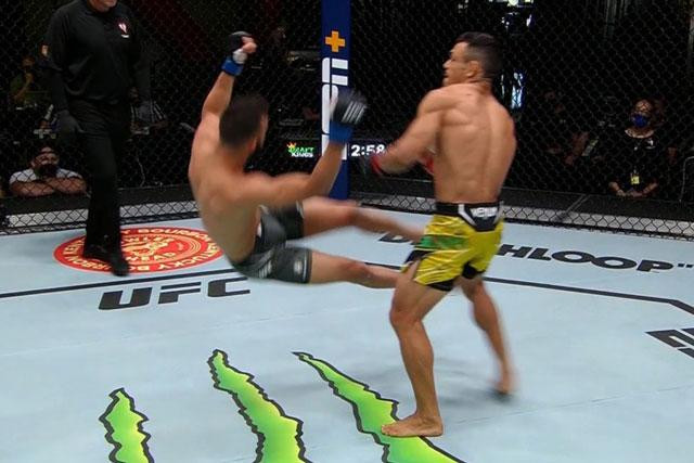 Cú đấm cực mạnh của Silva de Andrade đã khiến Gaetano Pirrello hổng cả 2 chân khỏi sàn đấu.