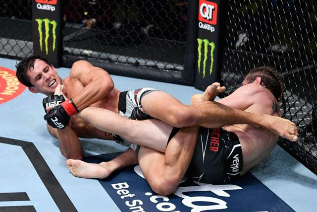 Claudio Puelles ra đòn hiểm hạ knock-out đối thủ.