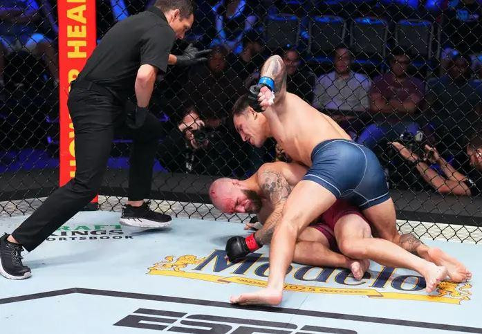 Esteban Ribovics đấm gục Thomas Paull.