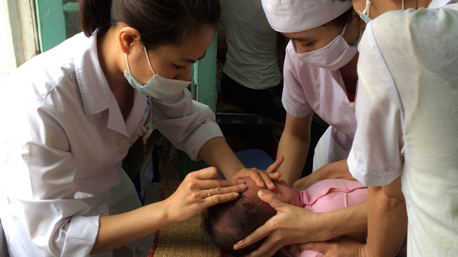 Dịch sởi đang nóng lên từng ngày cả trên thực tế lẫn công tác chỉ đạo. ảnh: Thái hà