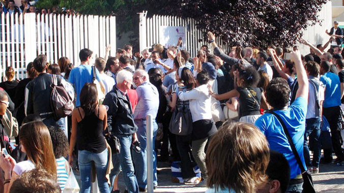 Thí sinh rớt tốt nghiệp trung cấp kỹ thuật biểu tình phản đối và xin tổ chức thi lại trước Trường thi nhưng vô hiệu. Ảnh: www.europel.fr/