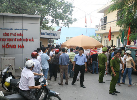 Ngày 24 và 25/9/2012, Cơ quan CSĐT CATP Hà Nội đã ra quyết định khởi tố vụ án, khởi tố bị can và bắt giam ông Trần Ứng Thanh - Tổng giám đốc, Nguyễn Quốc Xương - Phó Tổng giám đốc Cty Hồng Hà về hành vi lừa đảo chiếm đoạt tài sản…