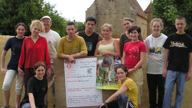 Các bạn trẻ lao động và vui chơi trong chương trình phục dựng di sản