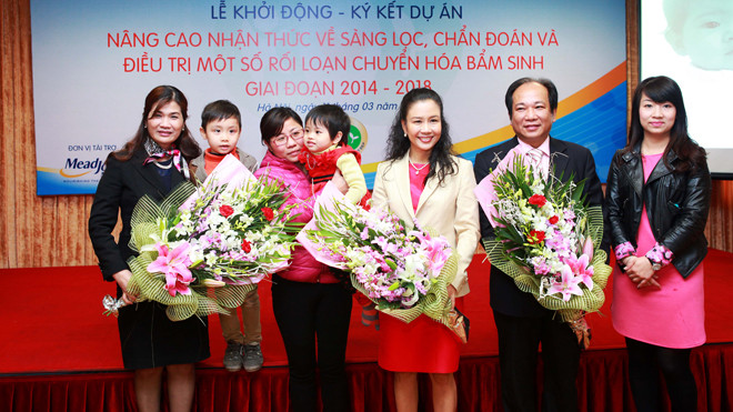 Hai cháu bé bị bệnh RLCHBS được Bệnh viện Nhi TƯ chữa khỏi cùng mẹ tặng hoa PGS.TS. Lê Thanh Hải, PGS.TS. Lưu Thị Hồng và Bà Gift Arpoporn Samabhandhu