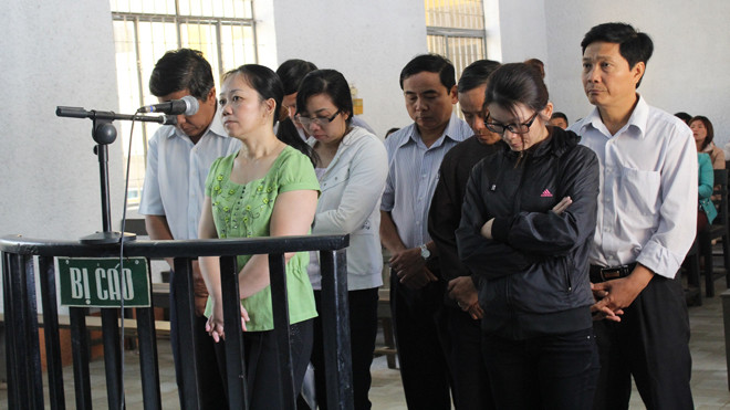 "Cò hoa" và các bị cáo trước vành móng ngựạ. Ảnh: Vạn Tiếp