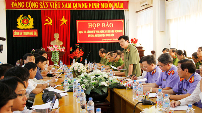 Đại diện CA Quảng Trị trả lời các nhà báo . Ảnh: HT