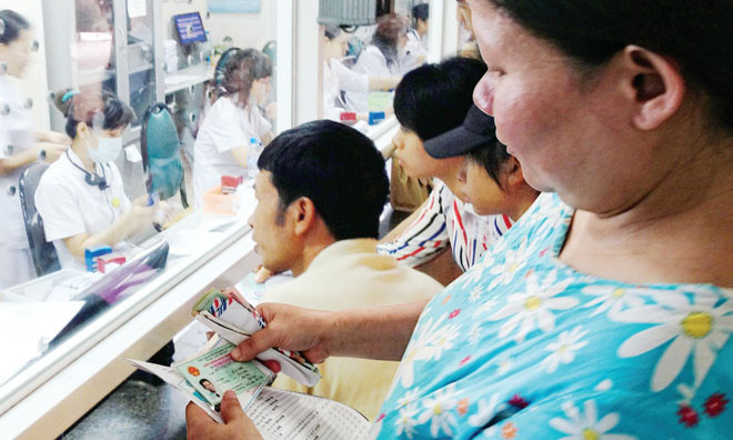 Muốn dùng thẻ BHYT phải xuất trình giấy tờ tùy thân - một thủ tục phiền hà đi ngược lại công cuộc cải cách thủ tục hành chính hiện nay. Ảnh: Như Ý 