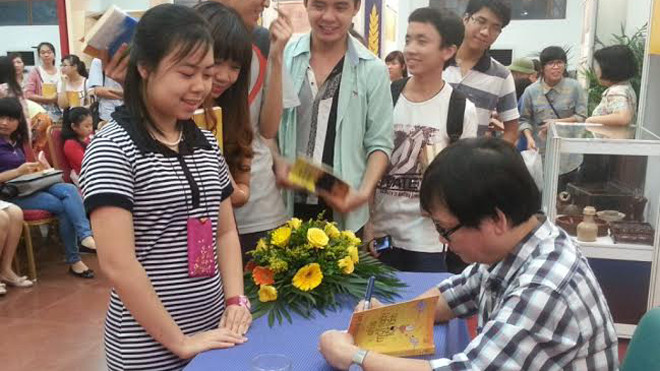 Nguyễn Nhật Ánh ký sách ở Hà Nội. Ảnh: T.Quý 