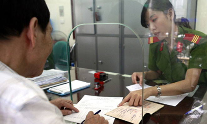 Hướng dẫn người dân các quy định về hộ khẩu. Ảnh minh họa.