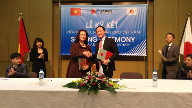 Công sứ Hideo Suzuki trao biên bản ký kết viện trợ cho bà Nguyễn Thị Bạch Tuyết - Giám đốc Trung tâm Chăm sóc người cao tuổi Tuyết Thái